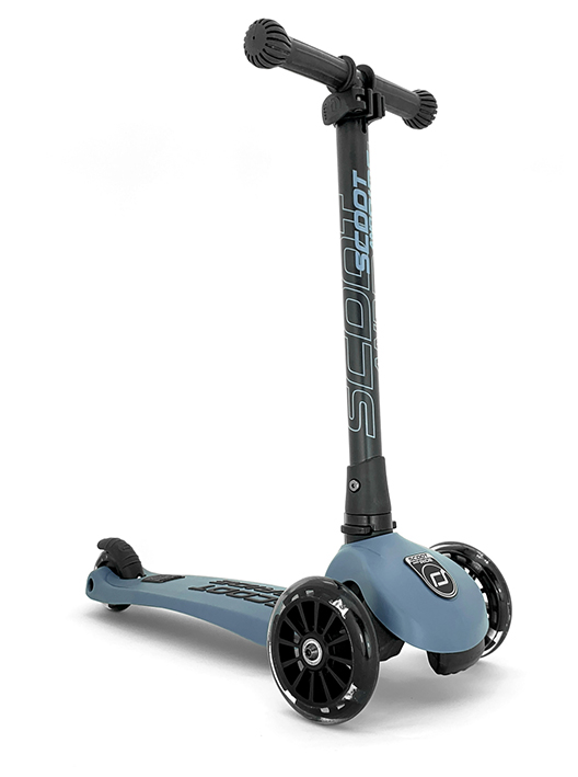 K3_steel Highwaykick 3 Steel LED trotinet za decu sa tri točka ima nizak položaj daske. Scoot and Ride dečiji trotinet ima bela LED svetla na prednjim točkovima.