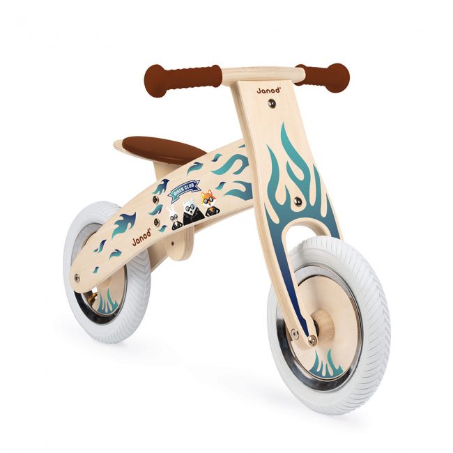 Janod drveni balansirajući bicikl s nalepnicama.drveni balansirajući bicikl pomoći će deci da nauče održavanje ravnoteže i da razvijaju koordinaciju.
