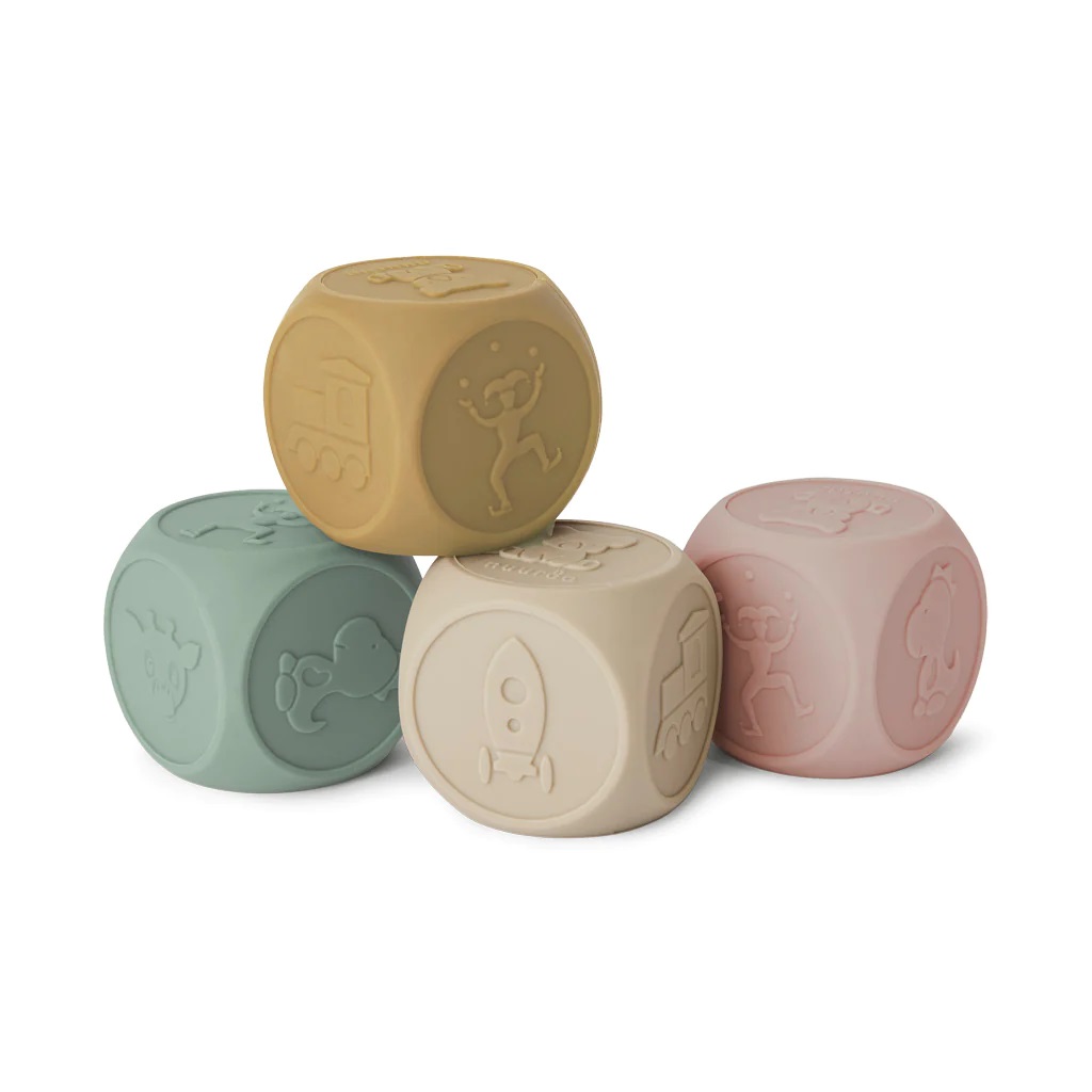 Sana_silicone_dice_4_pack-Toy-NU509-Multi_mix_1024x Set od 4 silikonske kockice u više boja, savršene za male ruke. Bezbedne, mekane i fleksibilne – idealne za igru i razvoj motorike beba.