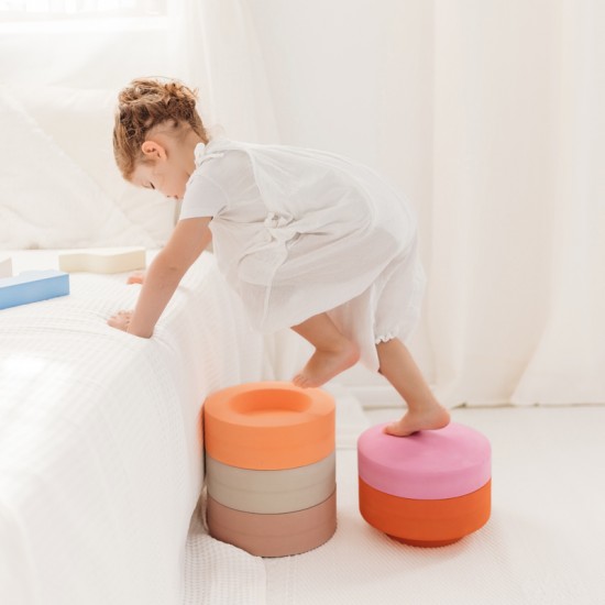 moesplay-igracke-od-pene-stolica-duga-sarena-gradska-beba-11 Zahvaljujući super laganom materijalu, MOES Rainbow Chair može se koristiti na više načina – kao stolica, stepenik, sofa ili čak kao igračka koja se uklapa u enterijer. Pogodno je za sve uzraste. MOES igračke su dizajnirane da stimulišu razvoj motorike i kreativnost kod dece. Ove multifunkcionalne igračke motivišu decu da se kreću i aktivno igraju, dok u isto vreme podstiču njihovu maštu i zabavu.