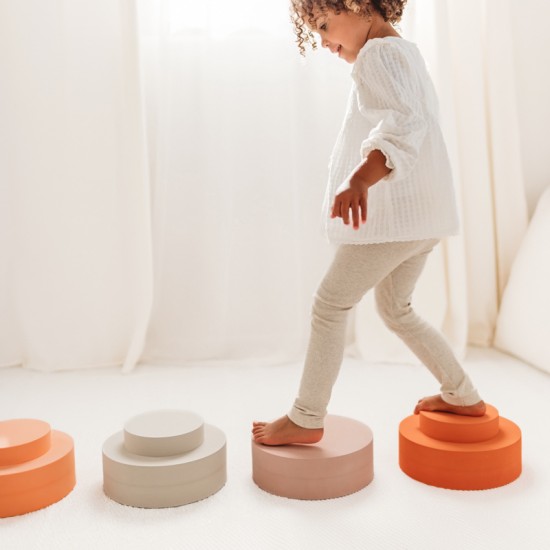 moesplay-igracke-od-pene-stolica-duga-sarena-gradska-beba-12 Zahvaljujući super laganom materijalu, MOES Rainbow Chair može se koristiti na više načina – kao stolica, stepenik, sofa ili čak kao igračka koja se uklapa u enterijer. Pogodno je za sve uzraste. MOES igračke su dizajnirane da stimulišu razvoj motorike i kreativnost kod dece. Ove multifunkcionalne igračke motivišu decu da se kreću i aktivno igraju, dok u isto vreme podstiču njihovu maštu i zabavu.