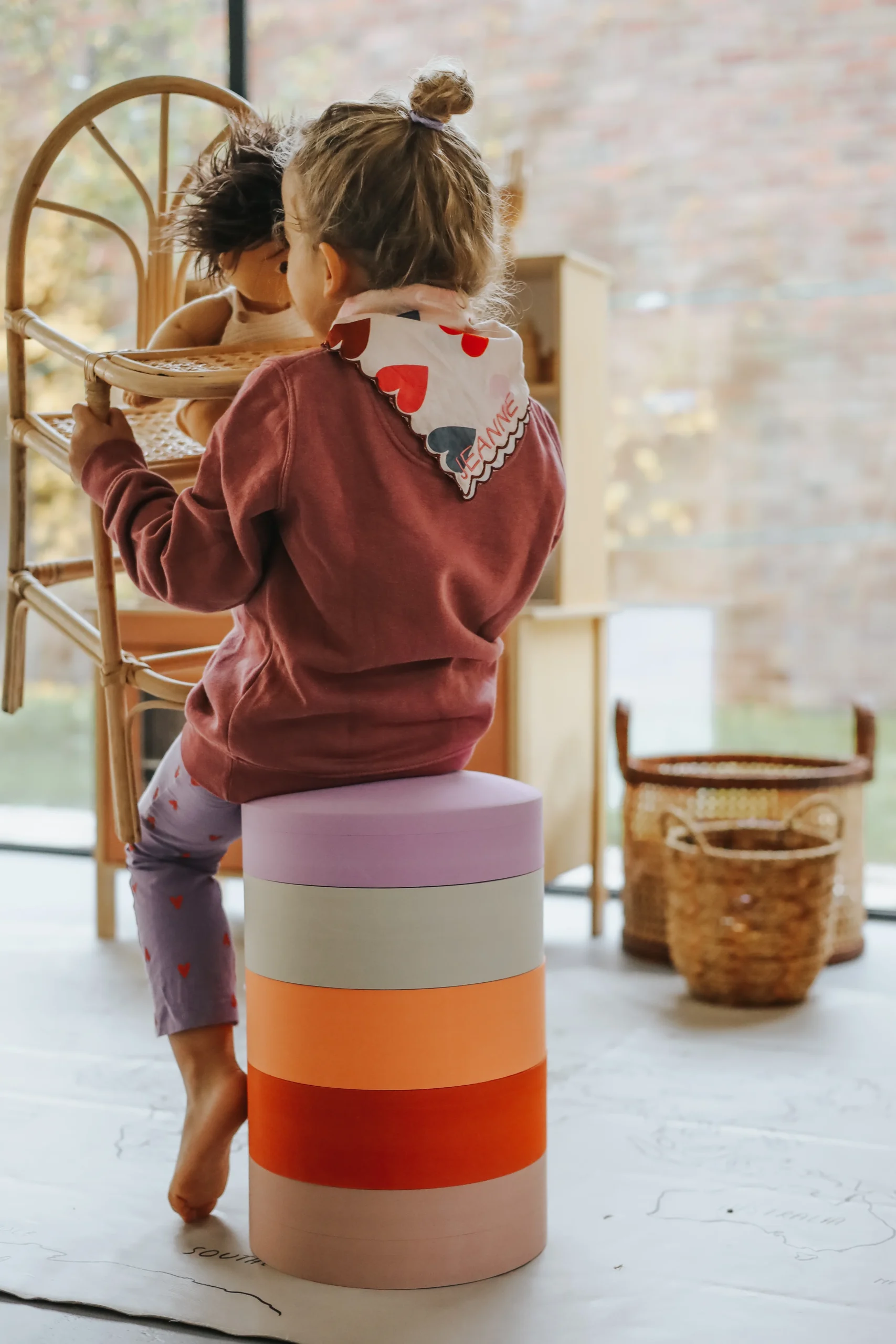 moesplay-igracke-od-pene-stolica-duga-sarena-gradska-beba-2 Zahvaljujući super laganom materijalu, MOES Rainbow Chair može se koristiti na više načina – kao stolica, stepenik, sofa ili čak kao igračka koja se uklapa u enterijer. Pogodno je za sve uzraste. MOES igračke su dizajnirane da stimulišu razvoj motorike i kreativnost kod dece. Ove multifunkcionalne igračke motivišu decu da se kreću i aktivno igraju, dok u isto vreme podstiču njihovu maštu i zabavu.