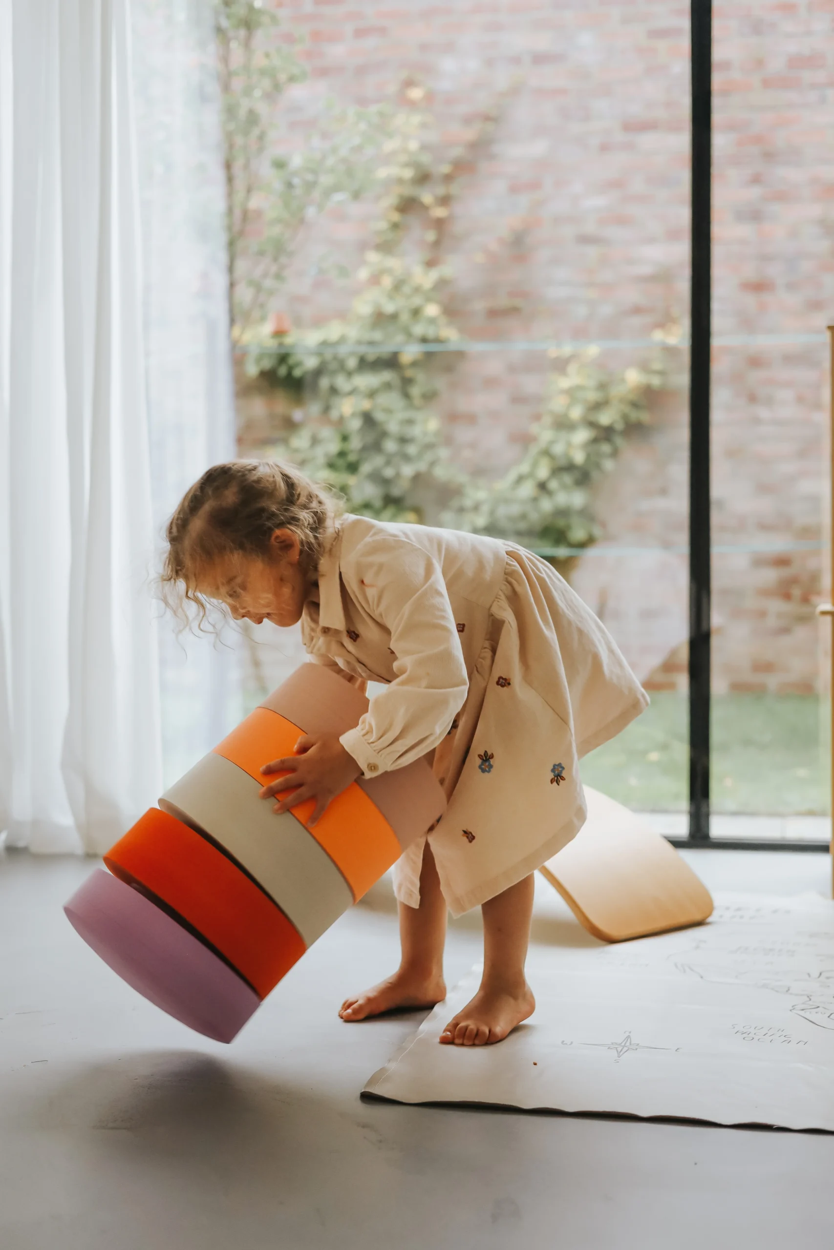 moesplay-igracke-od-pene-stolica-duga-sarena-gradska-beba-3 Zahvaljujući super laganom materijalu, MOES Rainbow Chair može se koristiti na više načina – kao stolica, stepenik, sofa ili čak kao igračka koja se uklapa u enterijer. Pogodno je za sve uzraste. MOES igračke su dizajnirane da stimulišu razvoj motorike i kreativnost kod dece. Ove multifunkcionalne igračke motivišu decu da se kreću i aktivno igraju, dok u isto vreme podstiču njihovu maštu i zabavu.