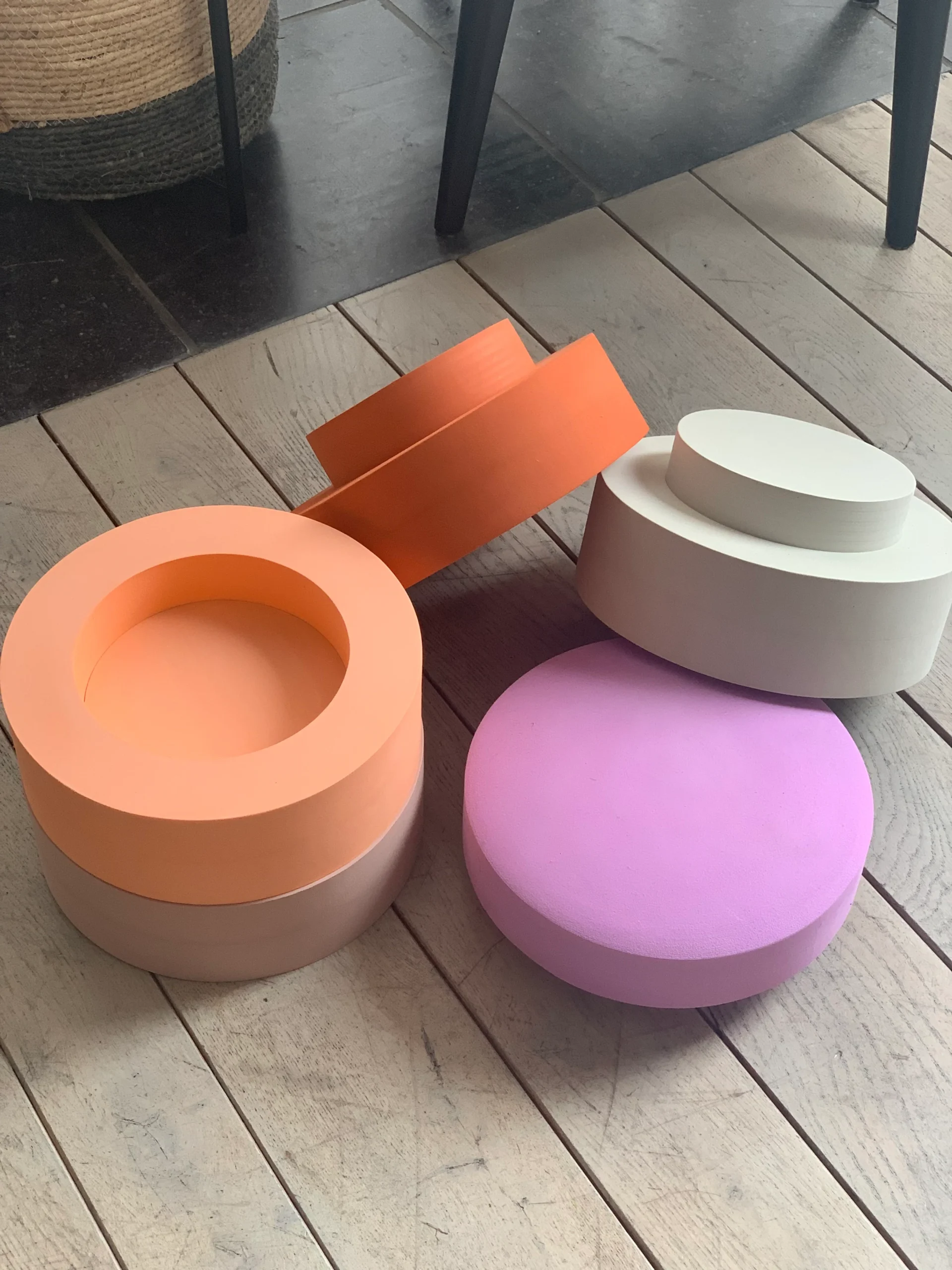 moesplay-igracke-od-pene-stolica-duga-sarena-gradska-beba-8 Zahvaljujući super laganom materijalu, MOES Rainbow Chair može se koristiti na više načina – kao stolica, stepenik, sofa ili čak kao igračka koja se uklapa u enterijer. Pogodno je za sve uzraste. MOES igračke su dizajnirane da stimulišu razvoj motorike i kreativnost kod dece. Ove multifunkcionalne igračke motivišu decu da se kreću i aktivno igraju, dok u isto vreme podstiču njihovu maštu i zabavu.