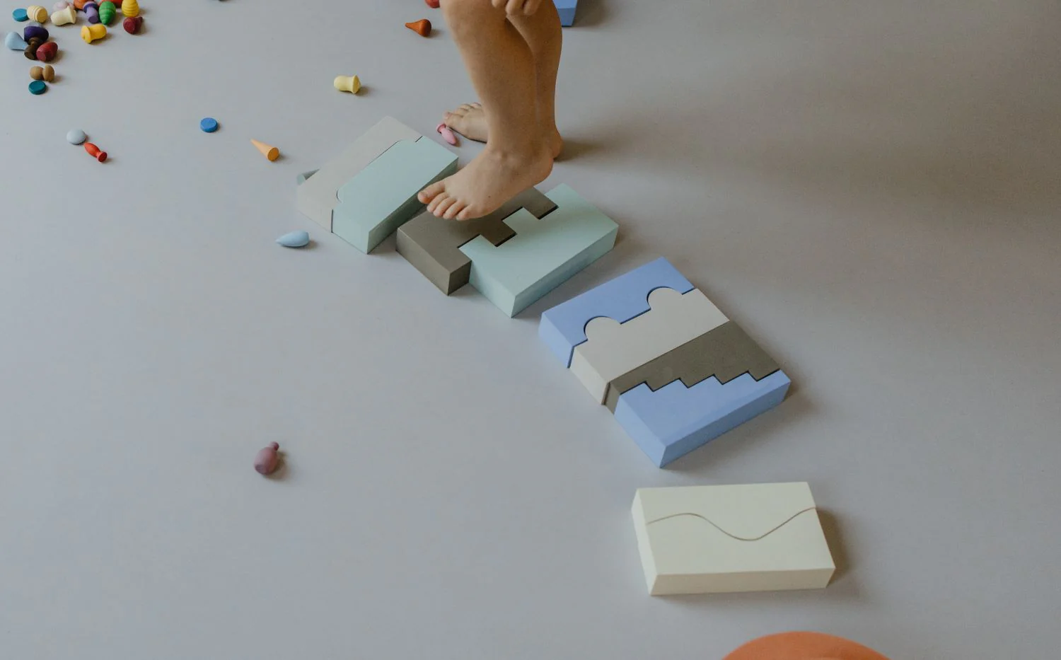 moesplay-puzzle-sky-igracke-od-pene-gradska-beba-11 MOES igračke napravljene od EVA pene savršene su za razvoj motorike i kreativnosti kod dece. Od bezbednog materijala, mališani se na različite načine mogu igrati i učiti, bez bojazni od povreda. Kada se igra završi, igračke mogu služiti i kao dekoracija u sobi – svojim prijatnim bojama i jednostavnim dizajnom, ukolpiće se u enterijer svake dečije sobe.