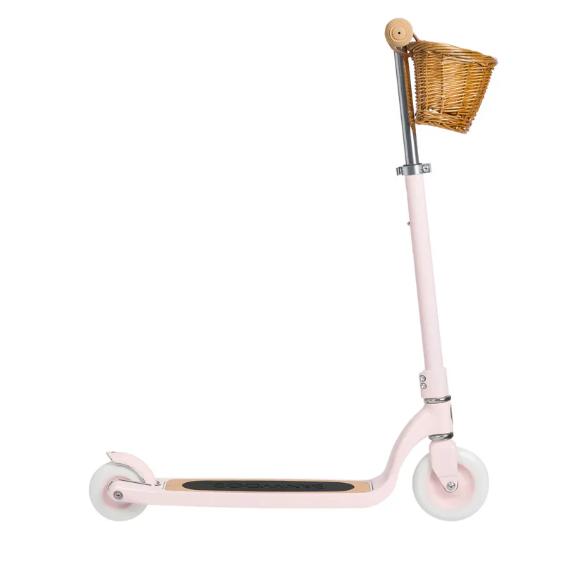 BW-SCOOTER-MX-PINK-01-trotinet-sa-dva-tocka-trotinet-za-decu-gradska-beba-1 Banwood Maxi Trotinet - savršen izbor za decu 6+ godina. Bezbednost, stil i funkcionalnost u jednom proizvodu: podesiva visina, lagani aluminijumski ram, pletena korpa i sistem protiv klizanja.