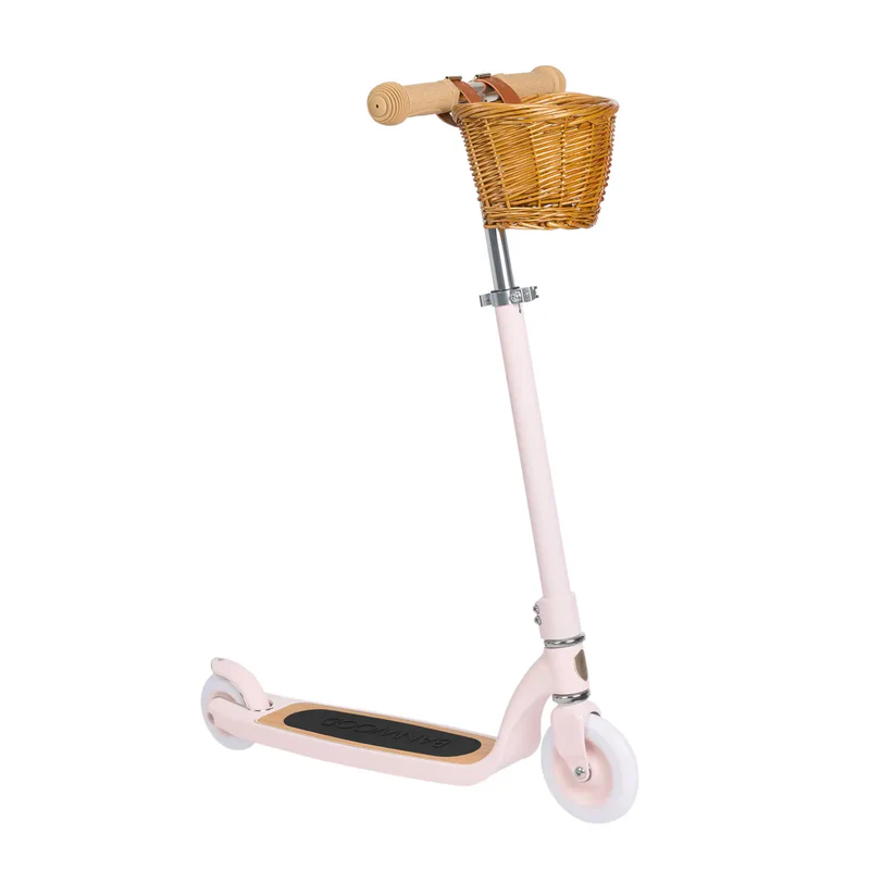 BW-SCOOTER-MX-PINK-01-trotinet-sa-dva-tocka-trotinet-za-decu-gradska-beba-2 Banwood Maxi Trotinet - savršen izbor za decu 6+ godina. Bezbednost, stil i funkcionalnost u jednom proizvodu: podesiva visina, lagani aluminijumski ram, pletena korpa i sistem protiv klizanja.