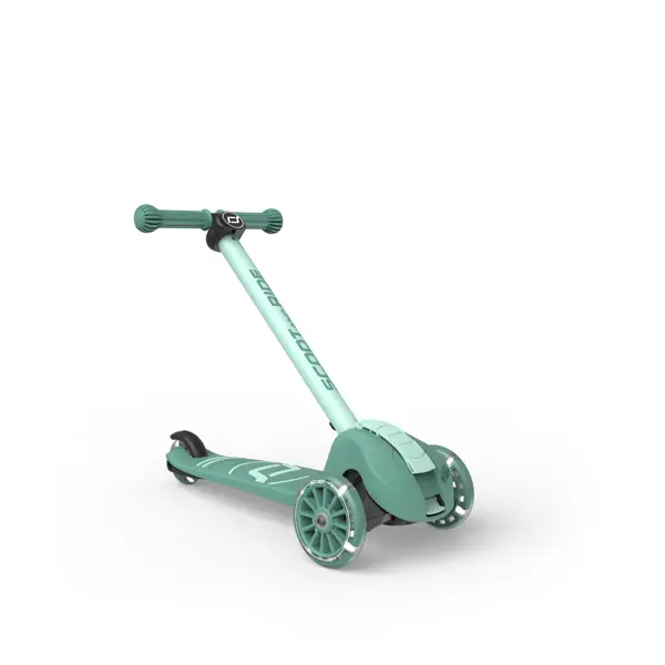 HWK3s-forest- gradska-beba4 Highwaykick 3s Forest LED trotinet za decu sa tri točka ima nizak položaj daske. Scoot and Ride dečiji trotinet ima bela LED svetla na prednjim točkovima.