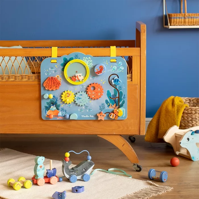aktivna-tabla-gradska-beba2 Panel aktivnosti iz kolekcije 'Les Aventures de Paulie' od Moulin Roty. Ova edukativna igračka pruža bebi različite interaktivne aktivnosti, poput kliznih delova, zupčanika i šarenih perlica, koji podstiču razvoj motorike i koordinacije.