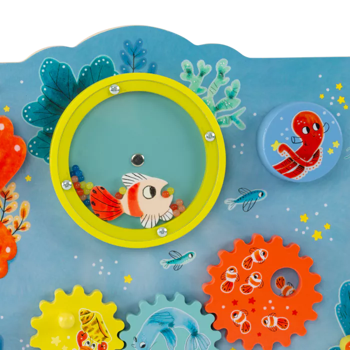 aktivna-tabla-gradska-beba4 Panel aktivnosti iz kolekcije 'Les Aventures de Paulie' od Moulin Roty. Ova edukativna igračka pruža bebi različite interaktivne aktivnosti, poput kliznih delova, zupčanika i šarenih perlica, koji podstiču razvoj motorike i koordinacije.