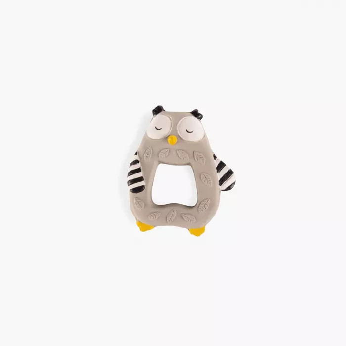 glodalica-sova-gradska-beba2 Gumeni prsten za žvakanje Moulin Roty – model „Hibou“ iz kolekcije Les Moustaches: 100 % prirodni kaučuk, nežan za bebine desni, bez rupa i piskalica (pogodan i za kupanje). Idealno od rođenja za igru i ublažavanje nicanja zubića.