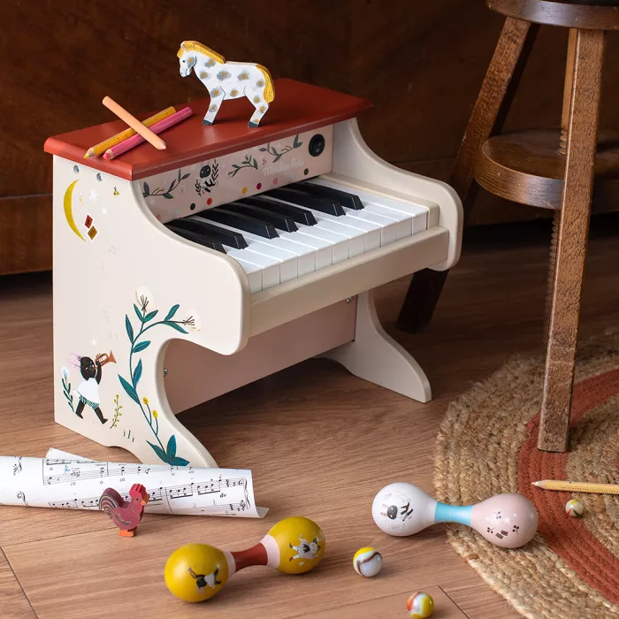 klavir-gradska-beba2 Dečiji elektronski klavir sa 18 dirki iz kolekcije „Après la pluie“, ukrašen nežnim ilustracijama, sa šablonima za učenje melodija – zabavan muzički instrument za razvoj ritma i kreativnosti. Za uzrast 3+.