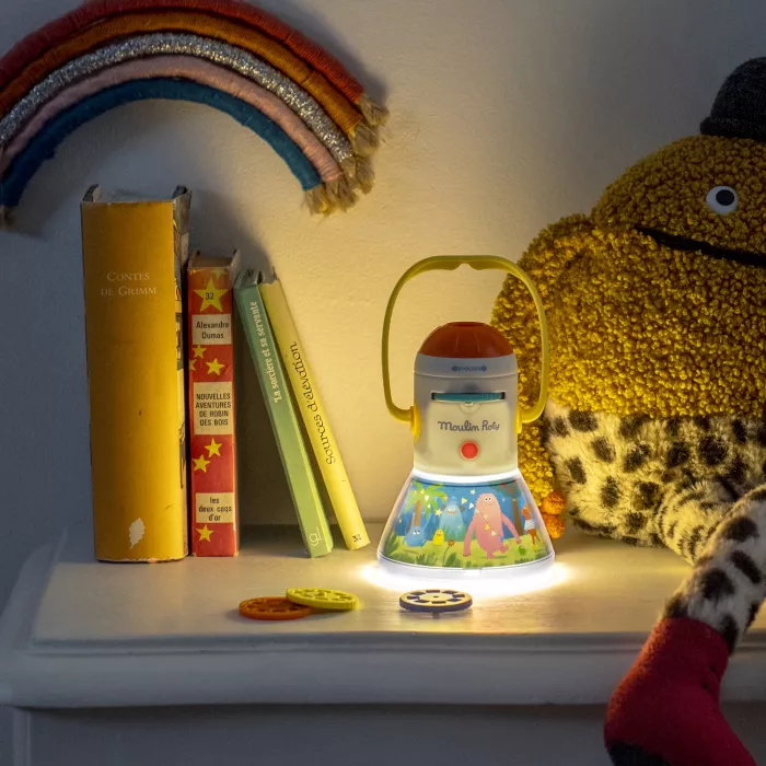 projektor-bajki-gradska-beba3 Moulin Roty ‘Lanterne à histoires Les Schmouks’ — trostruka lampa: projektor priča, projektor senki i noćna lampica sa 32 slike za razvijanje mašte i pričanje bajki. Idealan poklon za decu od oko 4 godine.