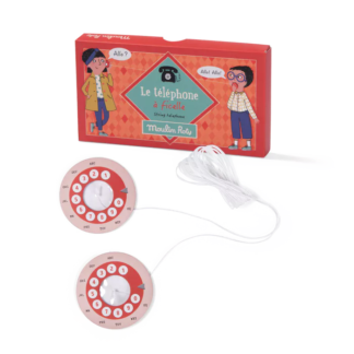 Zabavni klasični „telefon na kanap“ iz kolekcije Les Petites Merveilles — povucite kanap, šapat putuje žicom pravo do drugog ušnog čepića. Savršeno za tajne poruke i igru za decu od 3+ godina.