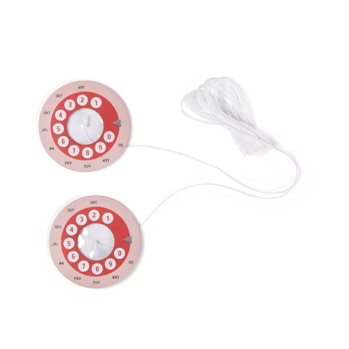 telefonska-žica-gardska-beba3 Zabavni klasični „telefon na kanap“ iz kolekcije Les Petites Merveilles — povucite kanap, šapat putuje žicom pravo do drugog ušnog čepića. Savršeno za tajne poruke i igru za decu od 3+ godina.